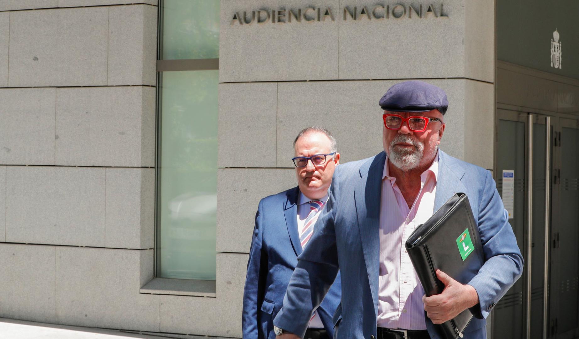 El excomisario José Manuel Villarejo (d) a su salida de la Audiencia Nacional