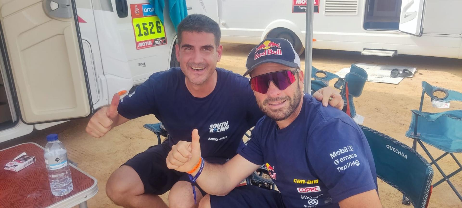 El navarro Marino Zulet, a la izquierda, junto al piloto chileno Chaleco López