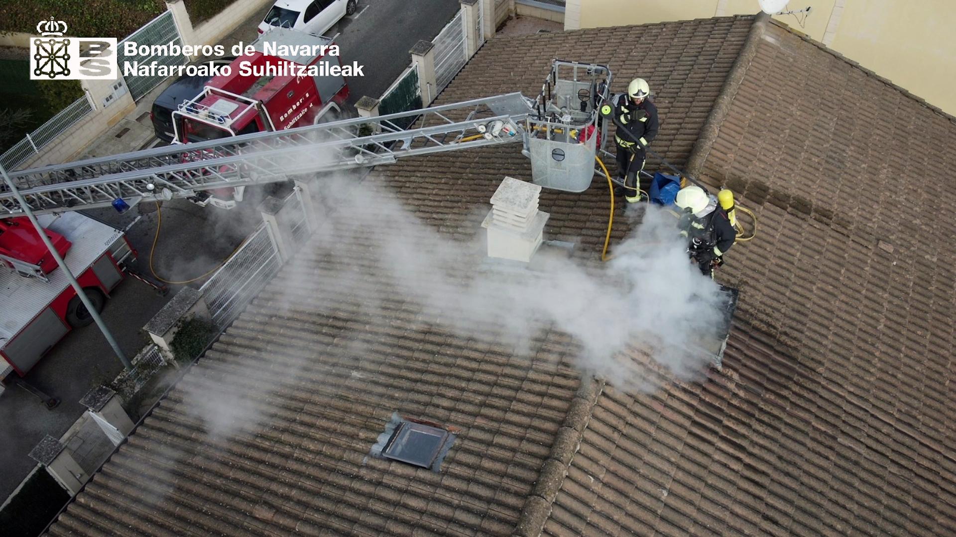 Los bomberos intervienen este viernes en un incendio en una chimenea de Puente la Reina