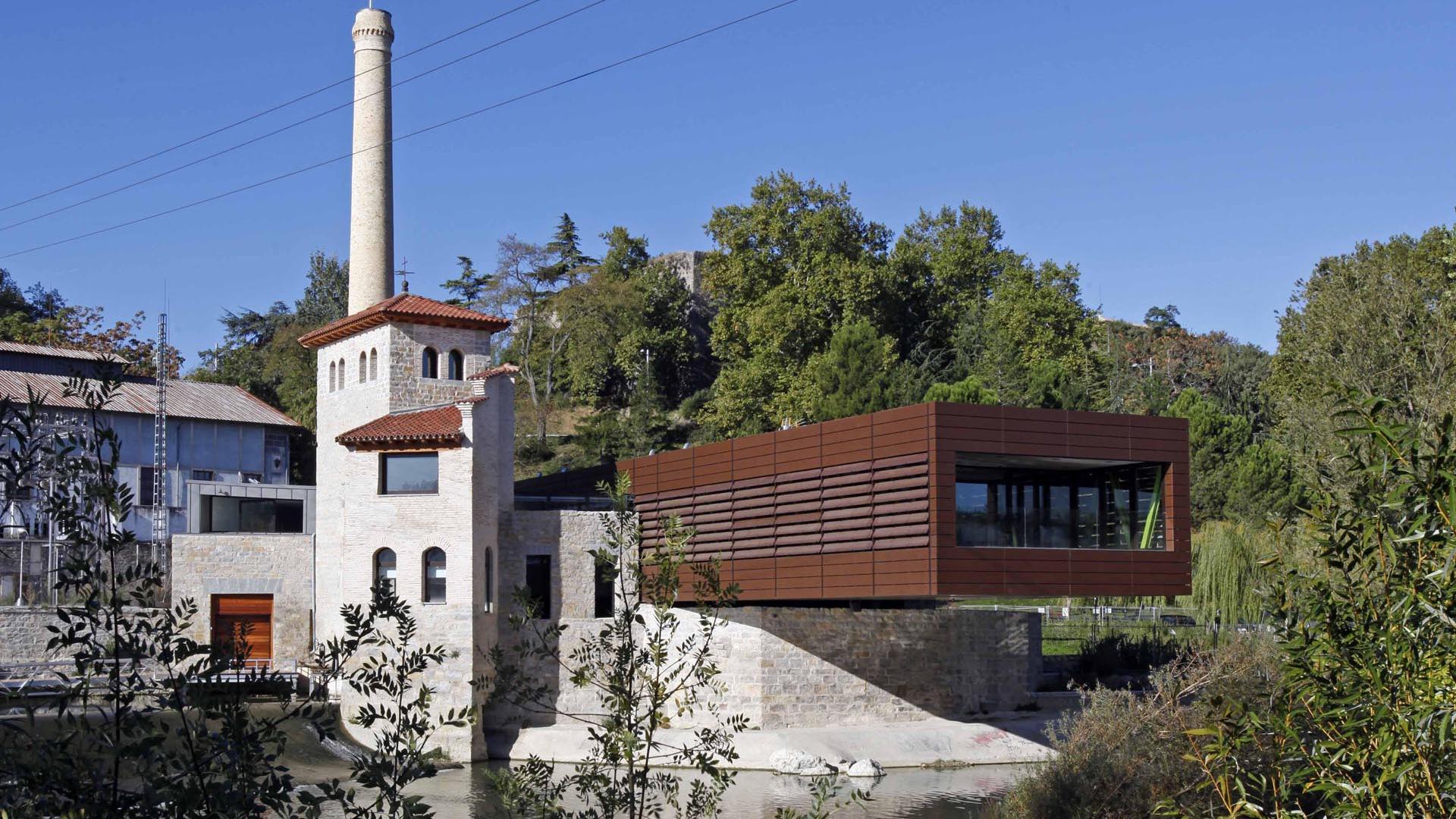 Chimenea del molino de Caparroso tras el edificio histórico