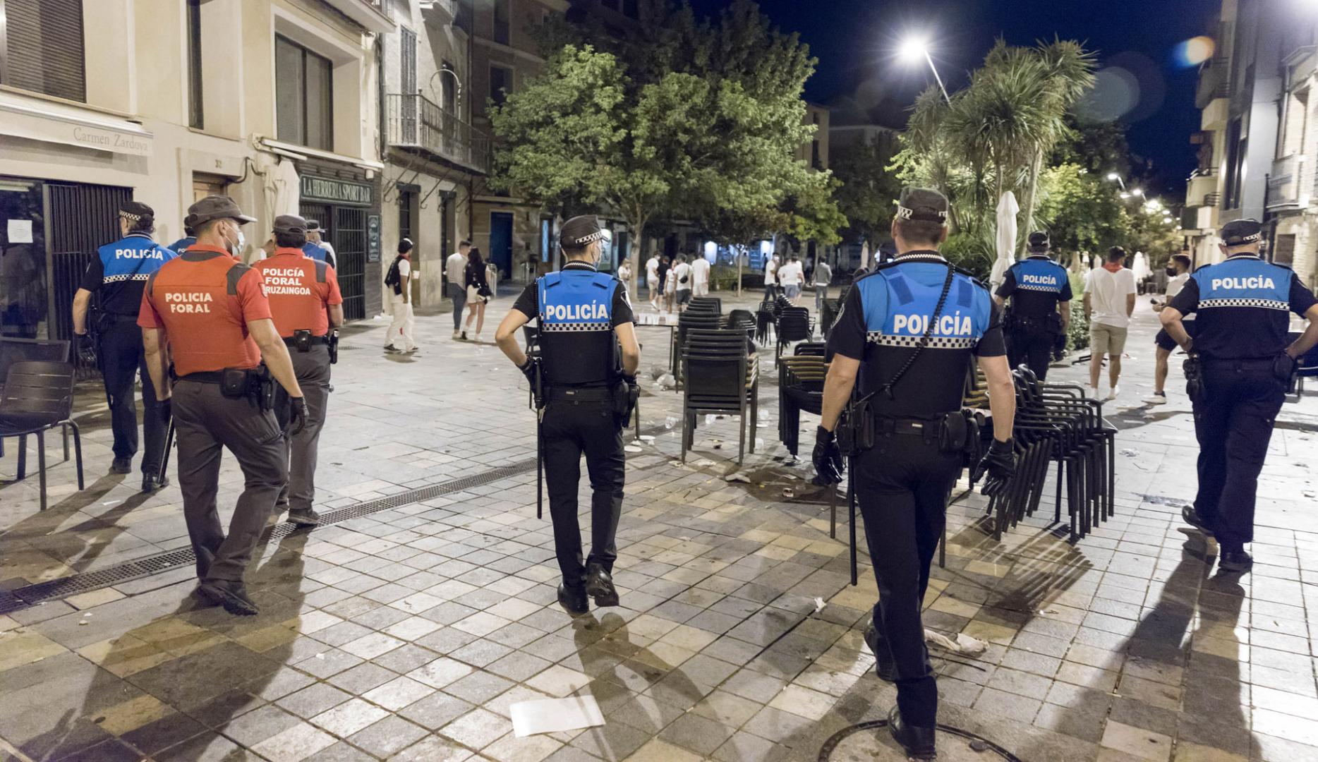 Policías patrullan en la calle Herrerías en las ‘no fiestas’ de Tudela de 2021 por la pandemia