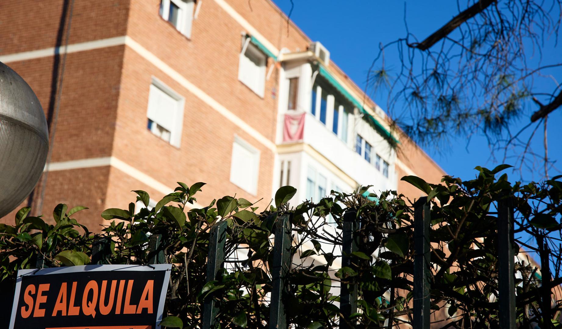 Cartel de alquiler de una vivienda