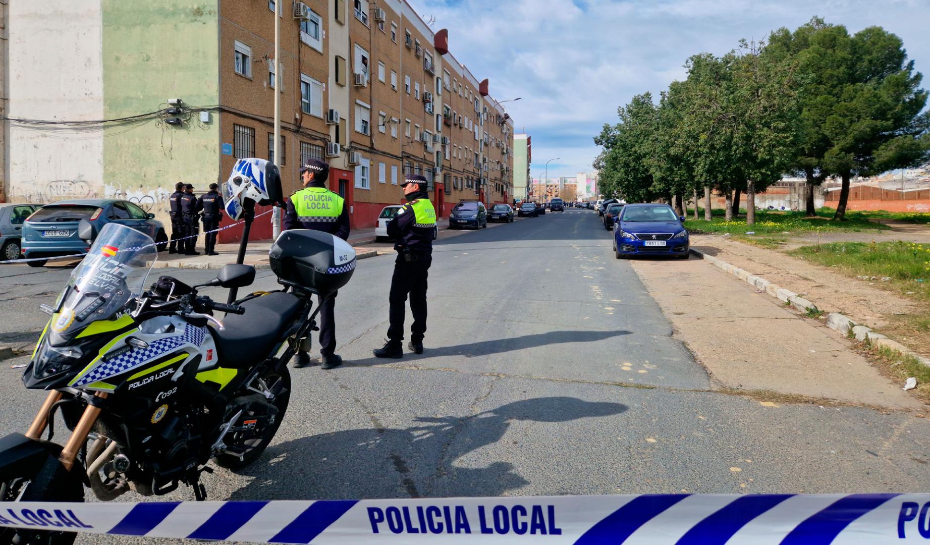 Miembros de la Policía Nacional y Local vigilando el exterior del edificio de viviendas donde se había atrincherado el hombre detenido