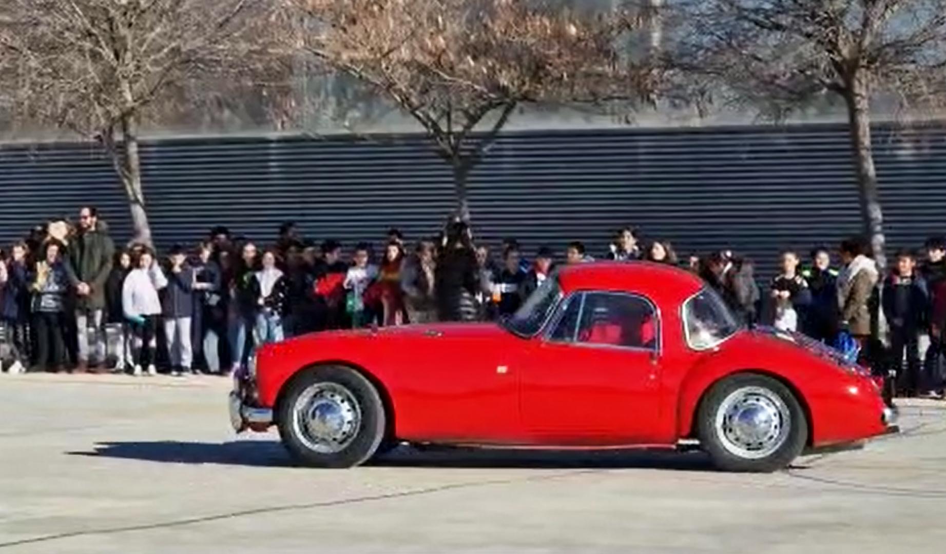 Vídeo con la visita de coches clásicos al colegio Huertas Mayores de Tudela