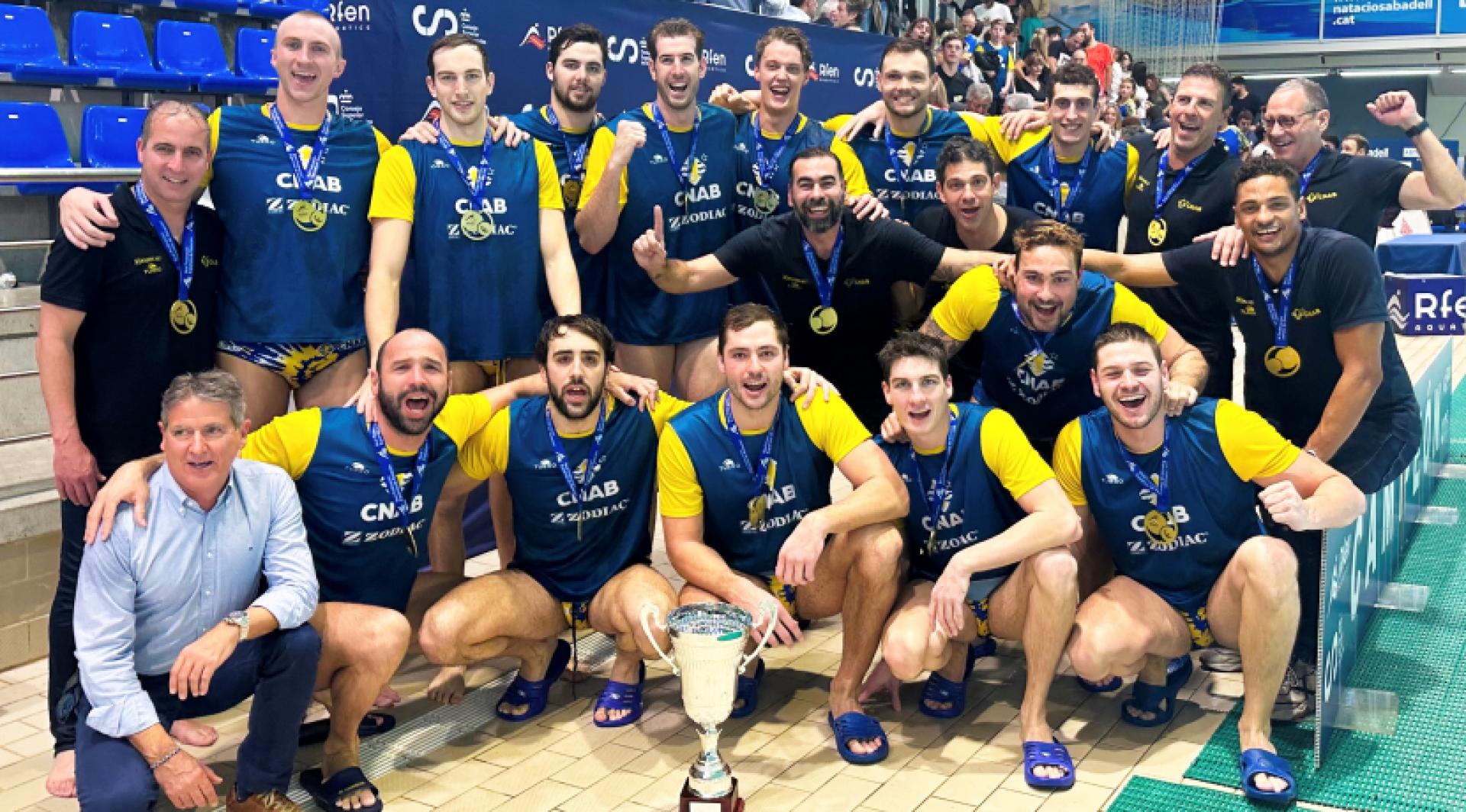 Alberto Munárriz, en el centro de la imagen, junto con el título de la Copa del Rey