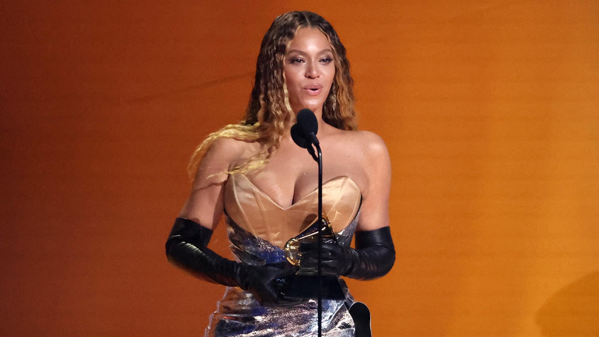 Beyonce acepta su Grammy por el mejor álbum de mejor disco de música electrónica y de baile por 'Renaissance'