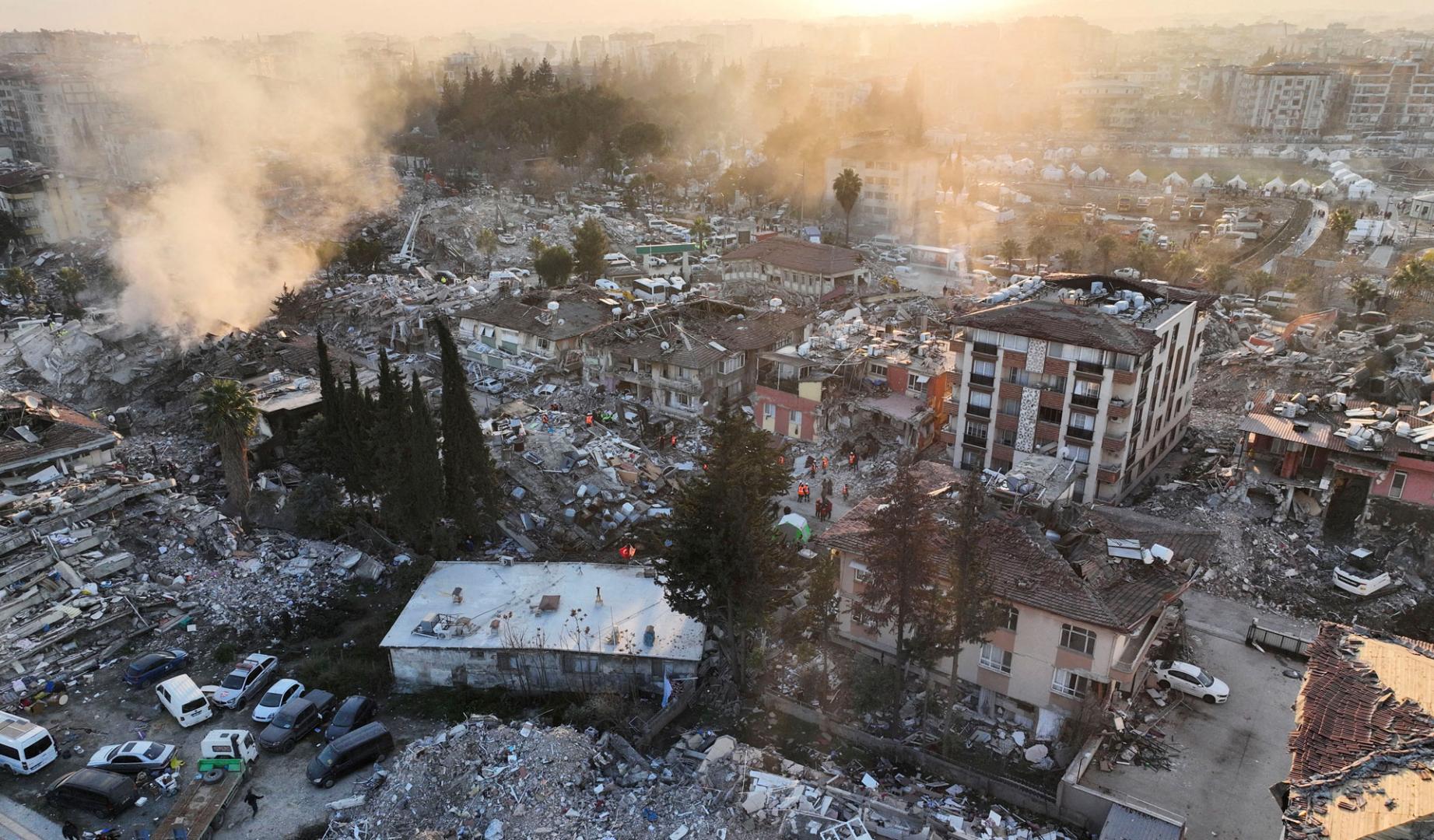 Sigue la búsqueda de supervivientes entre los escombros de los edifcios derrumbados por los fuertes terremotos del lunes en Turquía y Siria