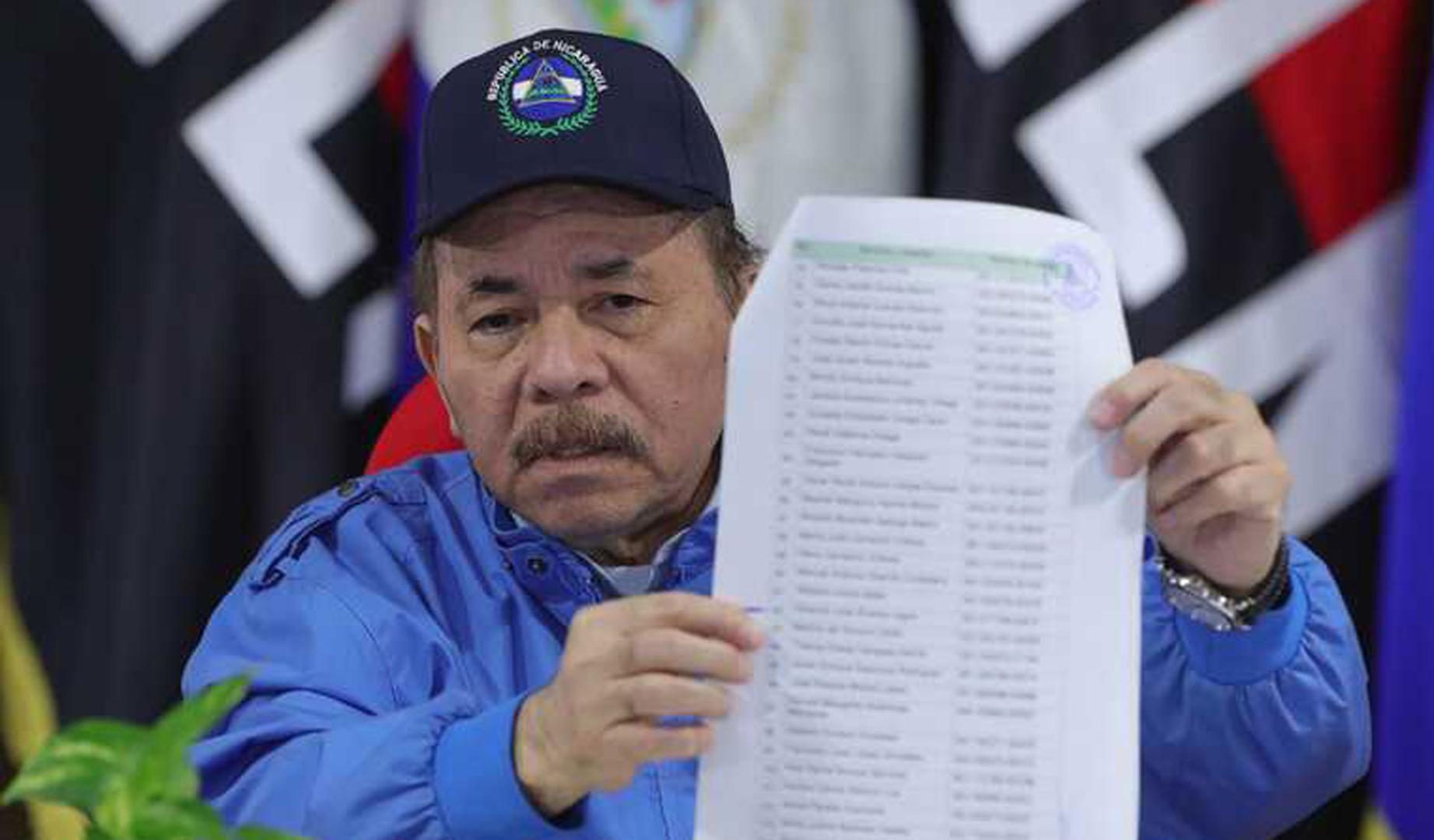 El presidente de Nicaragua, Daniel Ortega, muestra la lista de nombres de los 222 presos políticos excarcelados