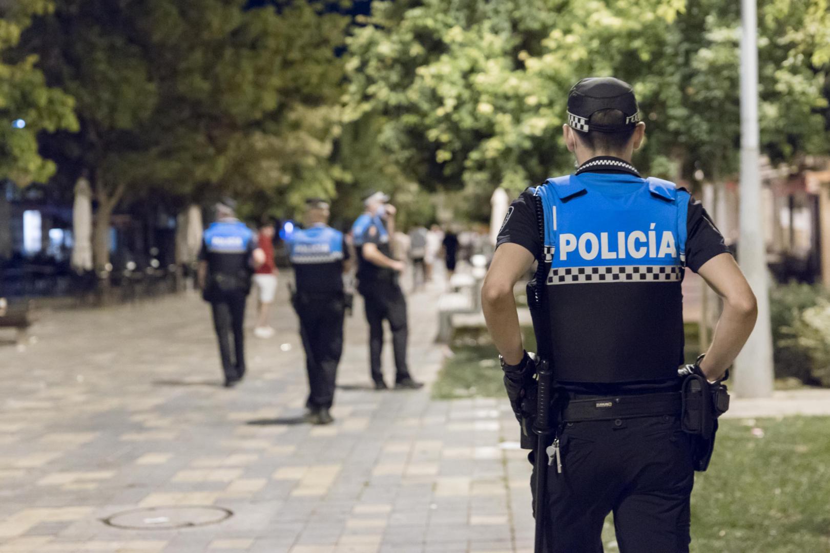 Varios agentes de la Policía Municipal de Tudela, durante una patrulla nocturna en la calle Herrerías