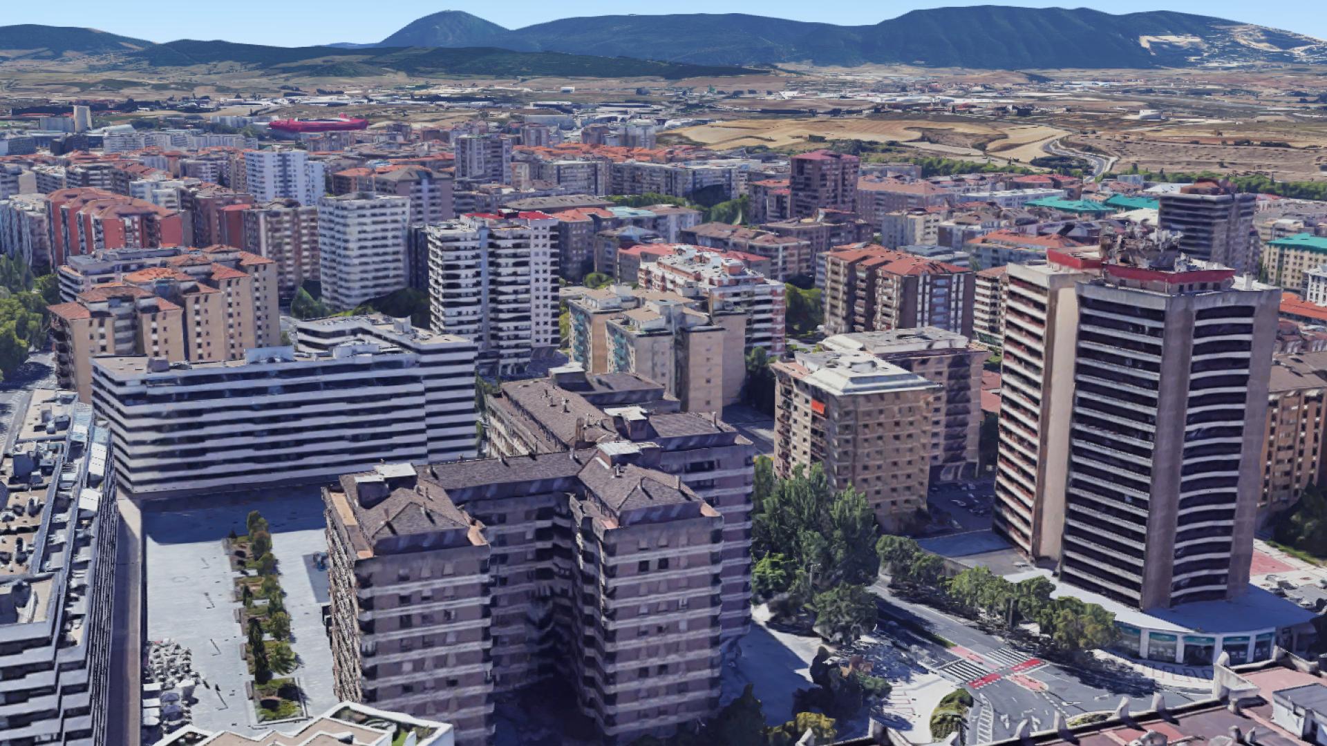 Vista de Iturrama con los últimos bloques edificados y la Torre Basoko a la derecha