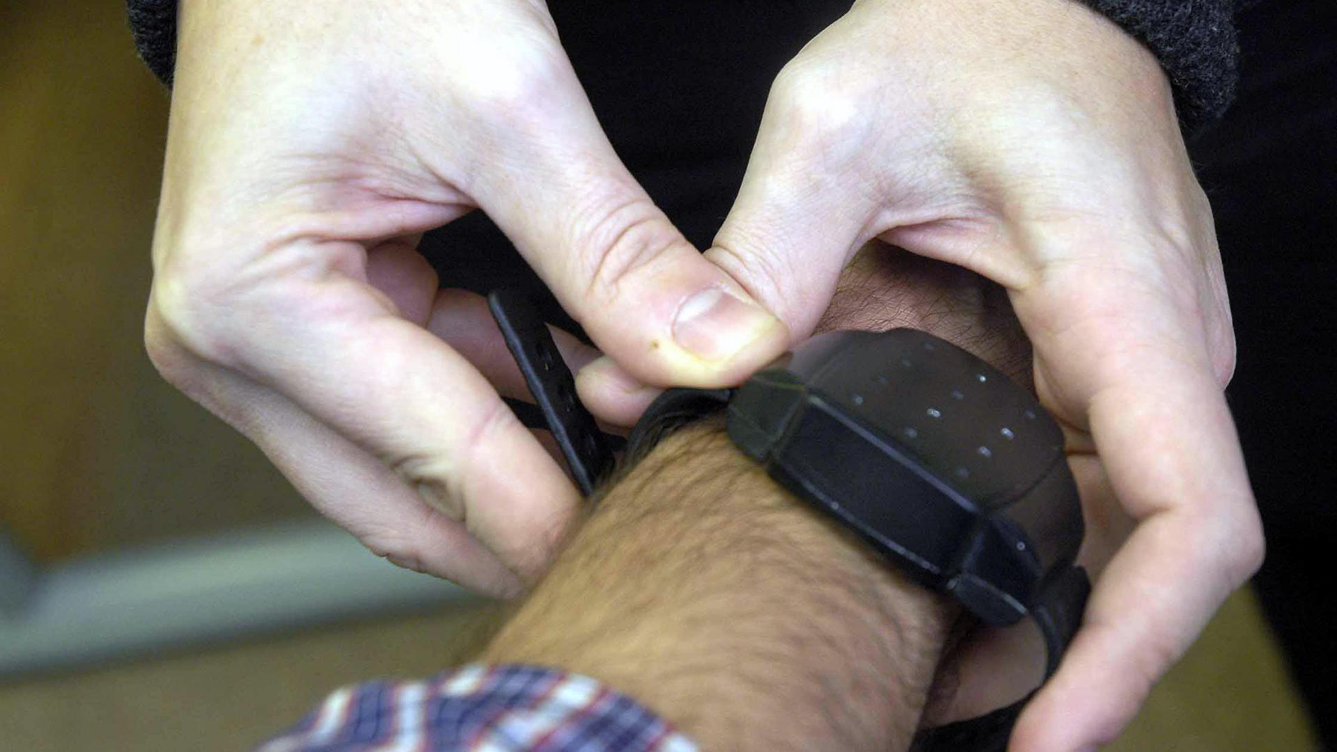 Demostración de colocación de una pulsera telemática
