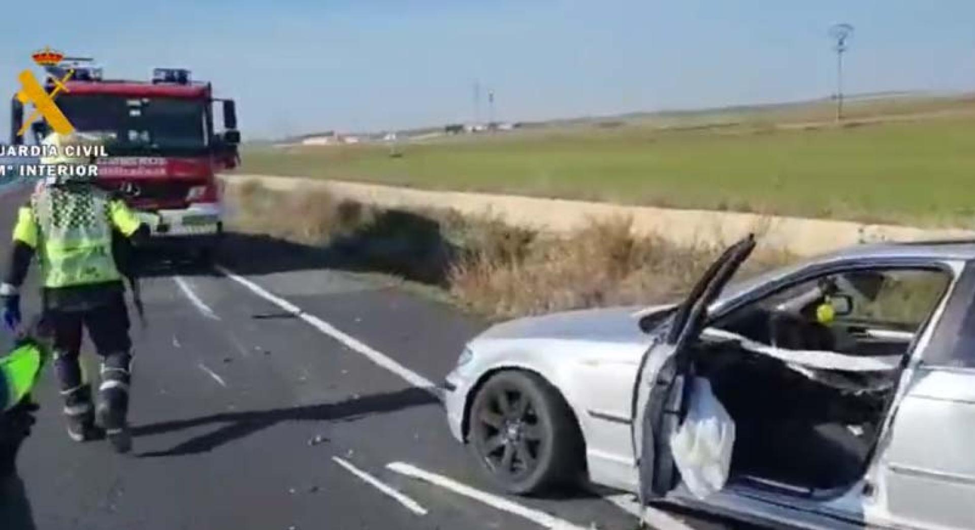 Un camión ha colisionado contra un coche estacionado en el arcén por una avería