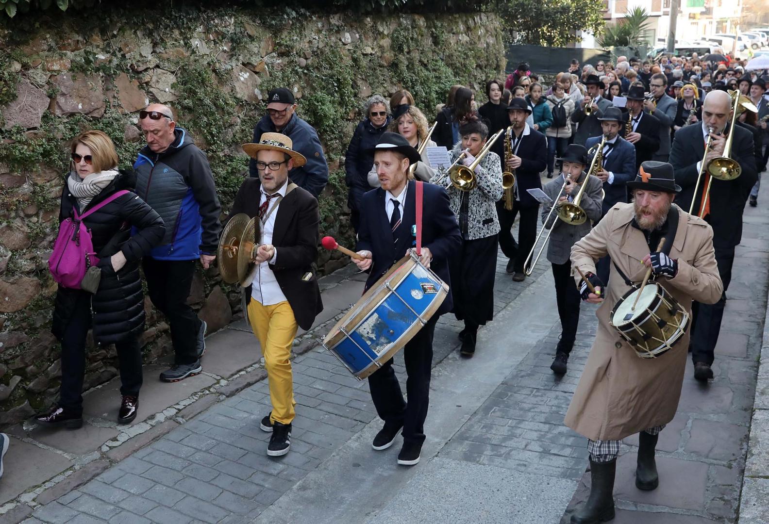 Las calles de Bera de Bidasoa acogieron este domingo, 19 de febrero,. las celebraciones del Carnaval.