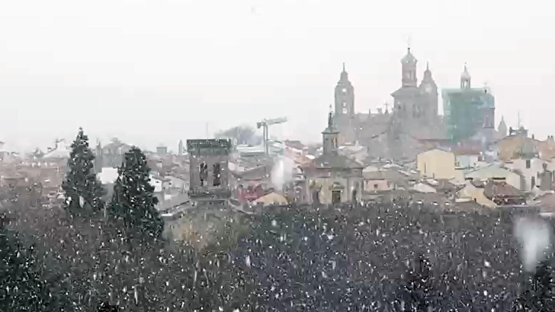 Tras varias semanas sin precipitaciones, el invierno ha vuelto a recrudecerse este jueves de la mano de un temporal que ha hecho descender la cota de nieve hasta los 500-700 metros. Los primeros copos de nieve han llegado a Pamplona poco antes de las nueve de la mañana, aunque las abundantes lluvias caídas durante la noche harán difícil que la nieve cuaje.