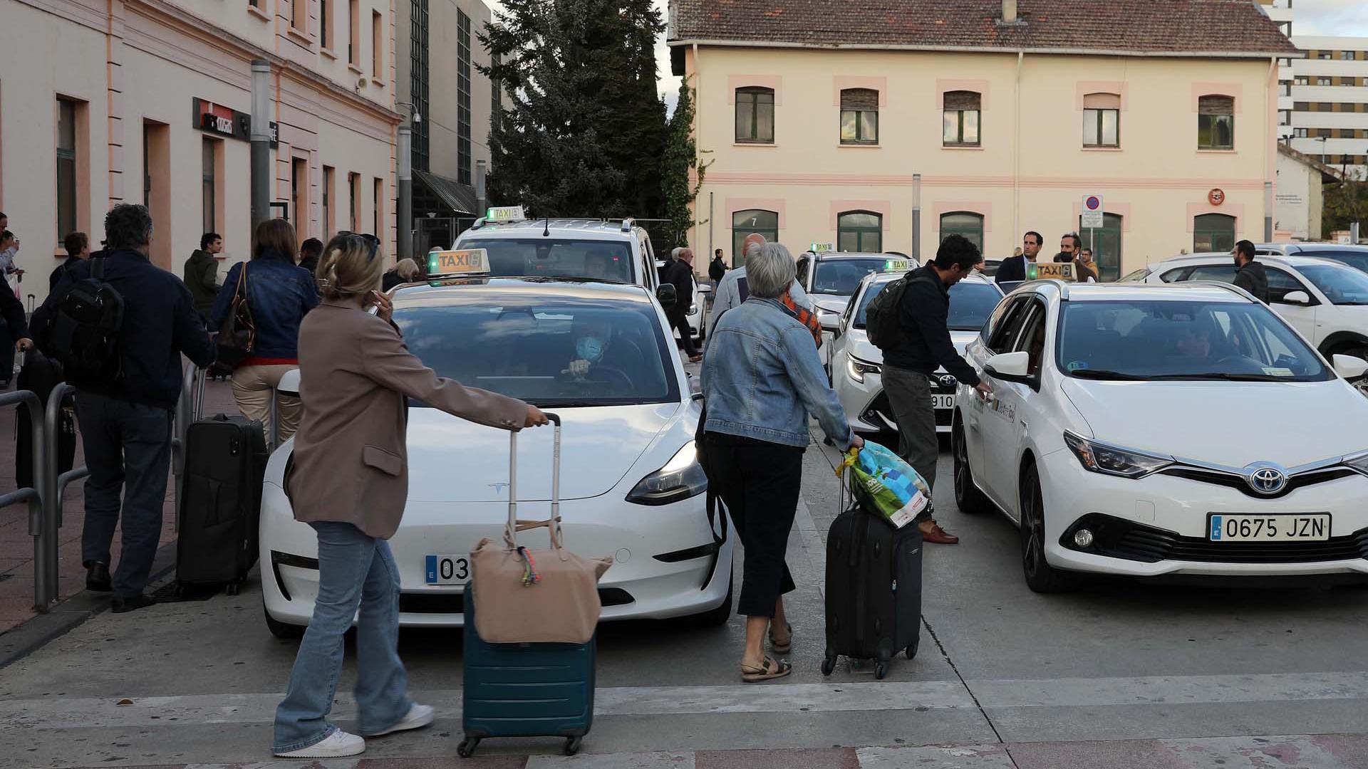 Viajeros procedentes de un tren de Madrid buscan taxi en la estación de tren de Pamplona