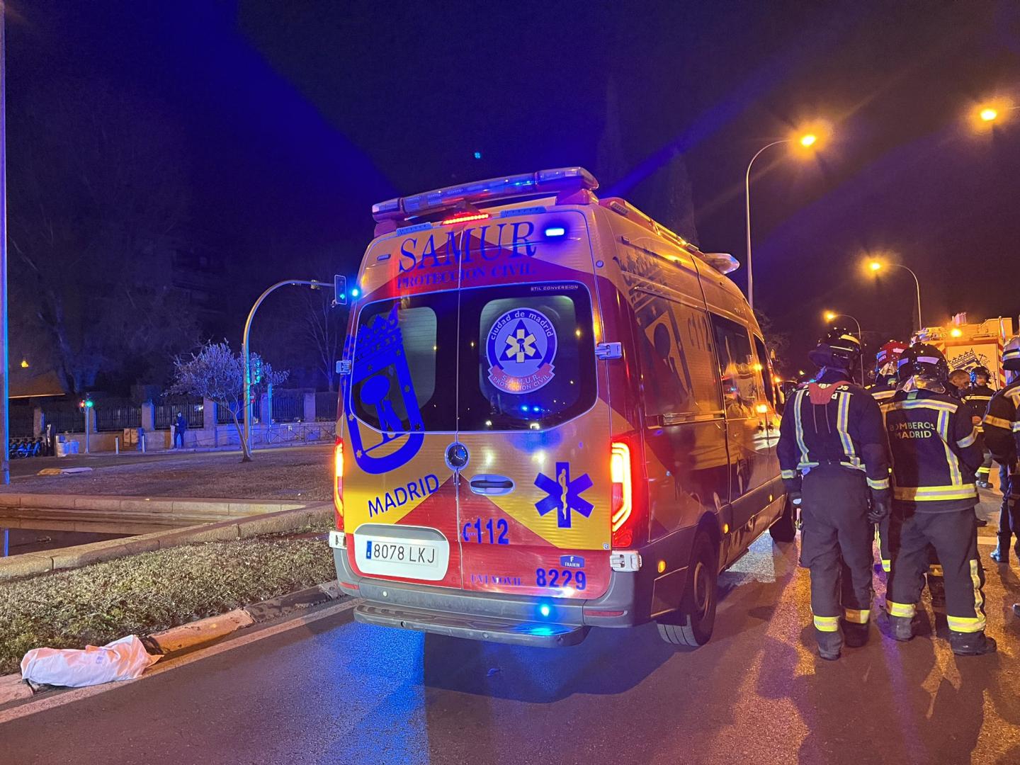 Imagen de archivo de una ambulancia de Samur atendiendo un accidente en Madrid