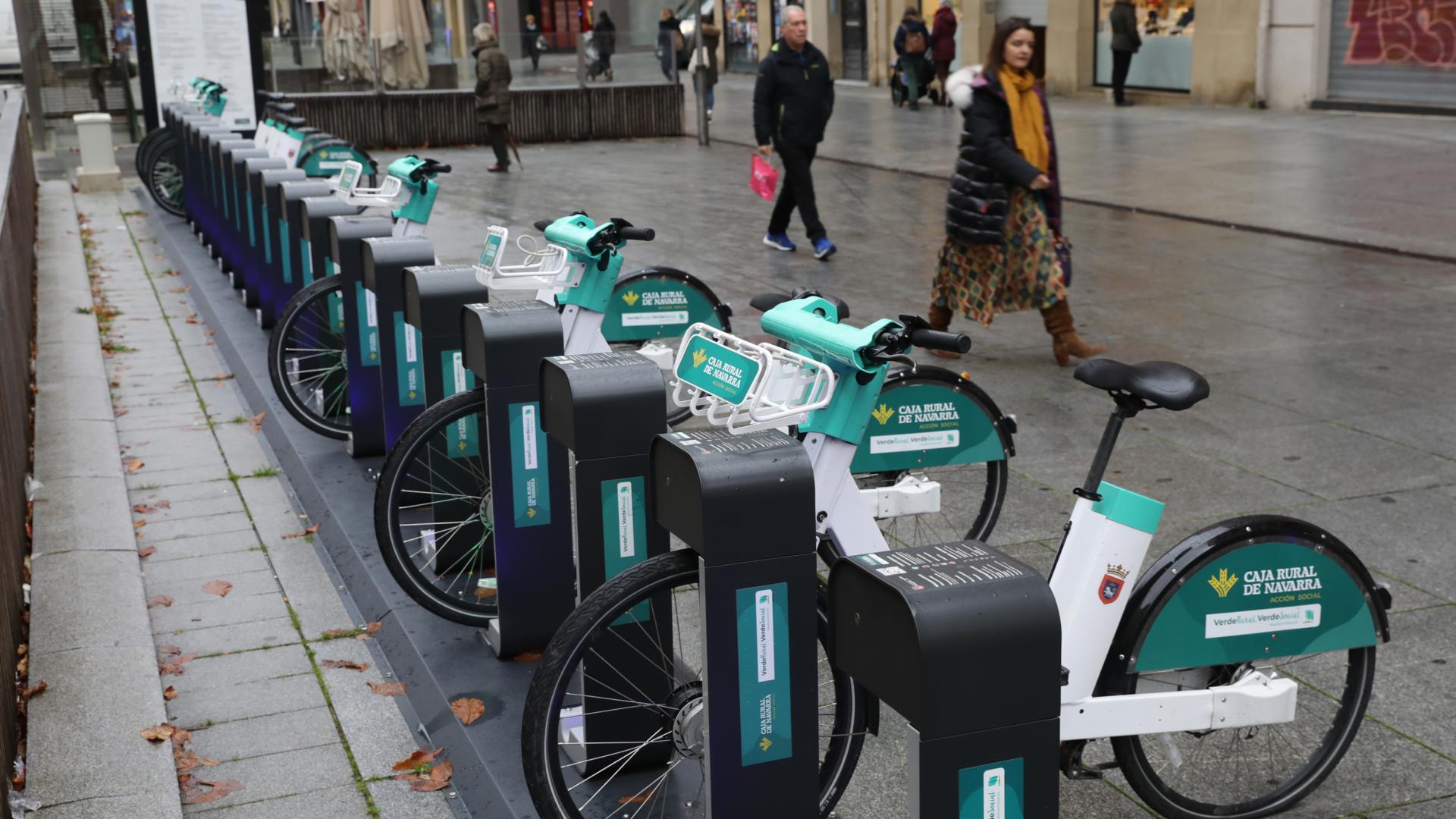 Hilera de bicicletas eléctricas en un punto de carga de Pamplona.