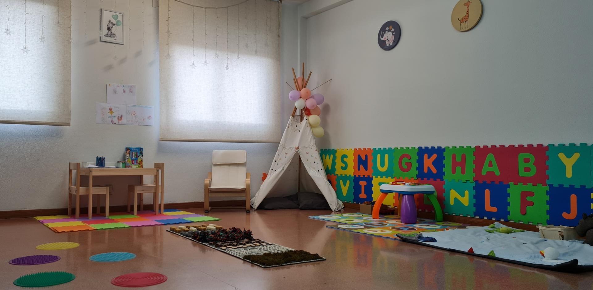 Descalcines ofrece asesoramiento sobre el tipo de calzado más adecuado para la forma del pie de cada niño (siempre que se trate de un pie sin patología) y charlas y talleres en Escuelas Infantiles u otros espacios destinados a las familias.