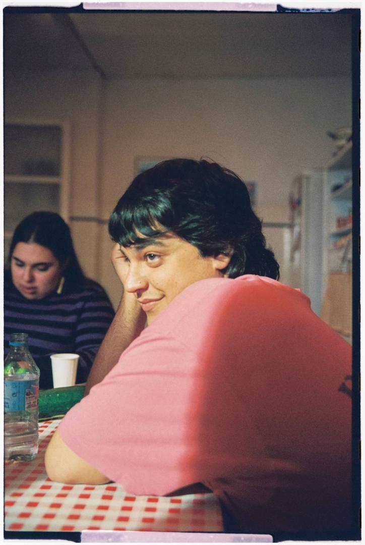 El actor cirbonero Carlos González, en un fotograma de la serie 'Todas las veces que nos enamoramos' junto a la actriz Blanca Martínez