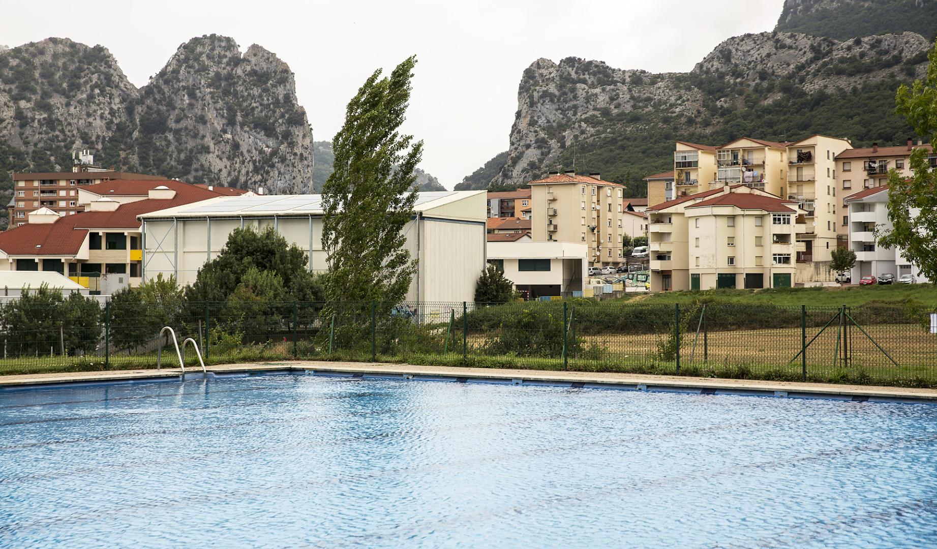 Imagen parcial la pileta de mayores dimensiones en el recinto de piscinas de Irurtzun.