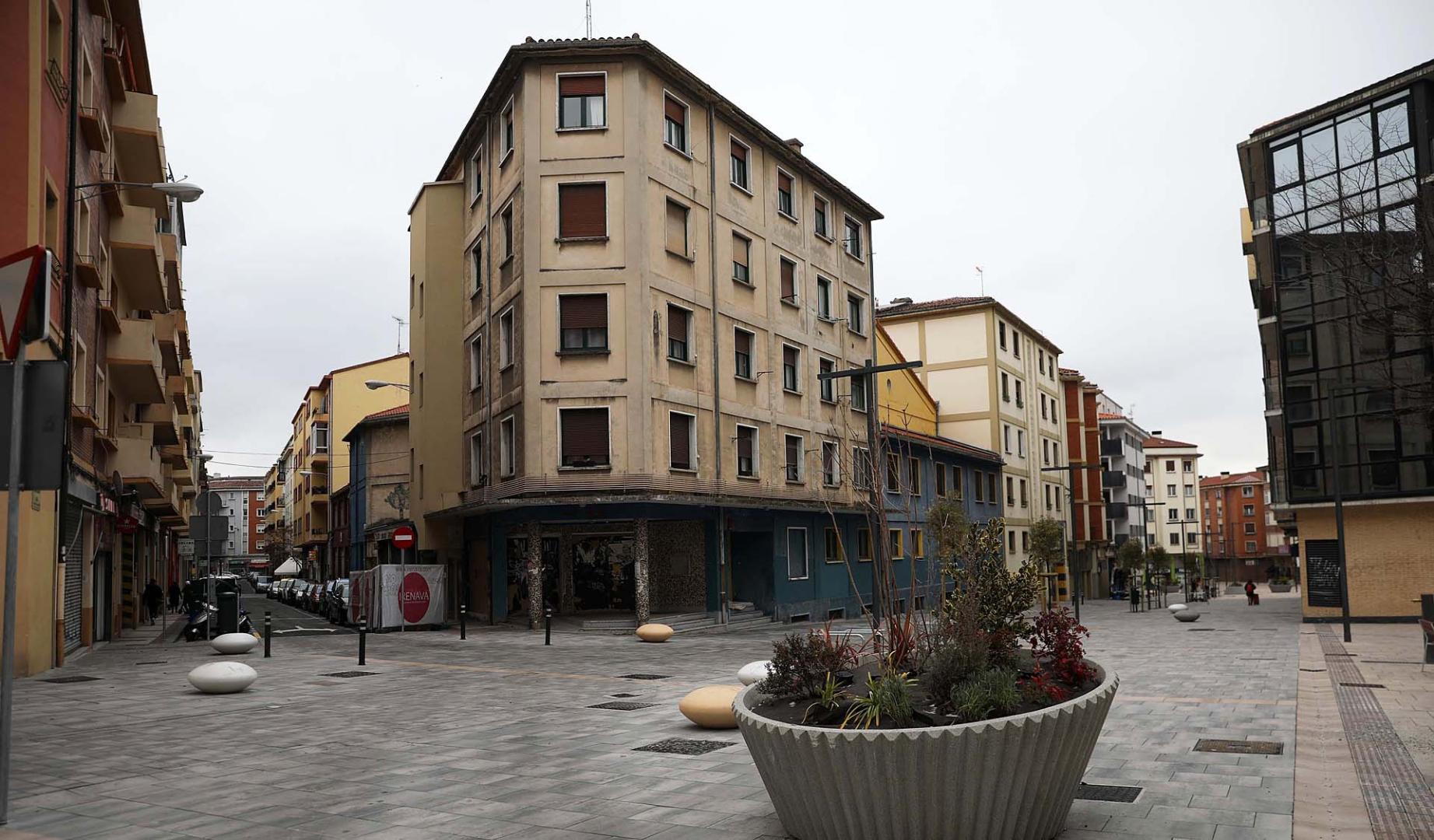 El antiguo cine Guelbenzu, en el cruce de las calles Guelbenzu y Manuel de Falla, recientemente reurbanizadas.
