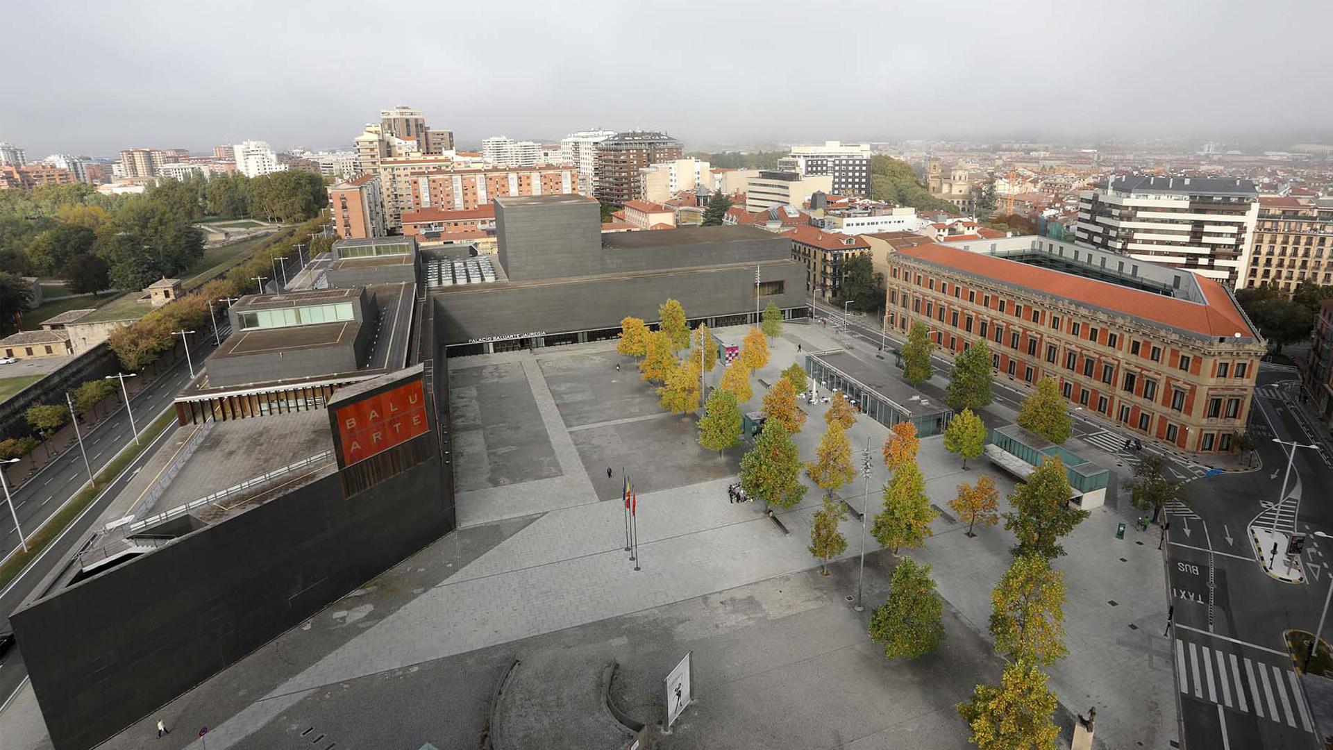 Plaza de la Constitución de Pamplona con el Auditorio Baluarte al fondo