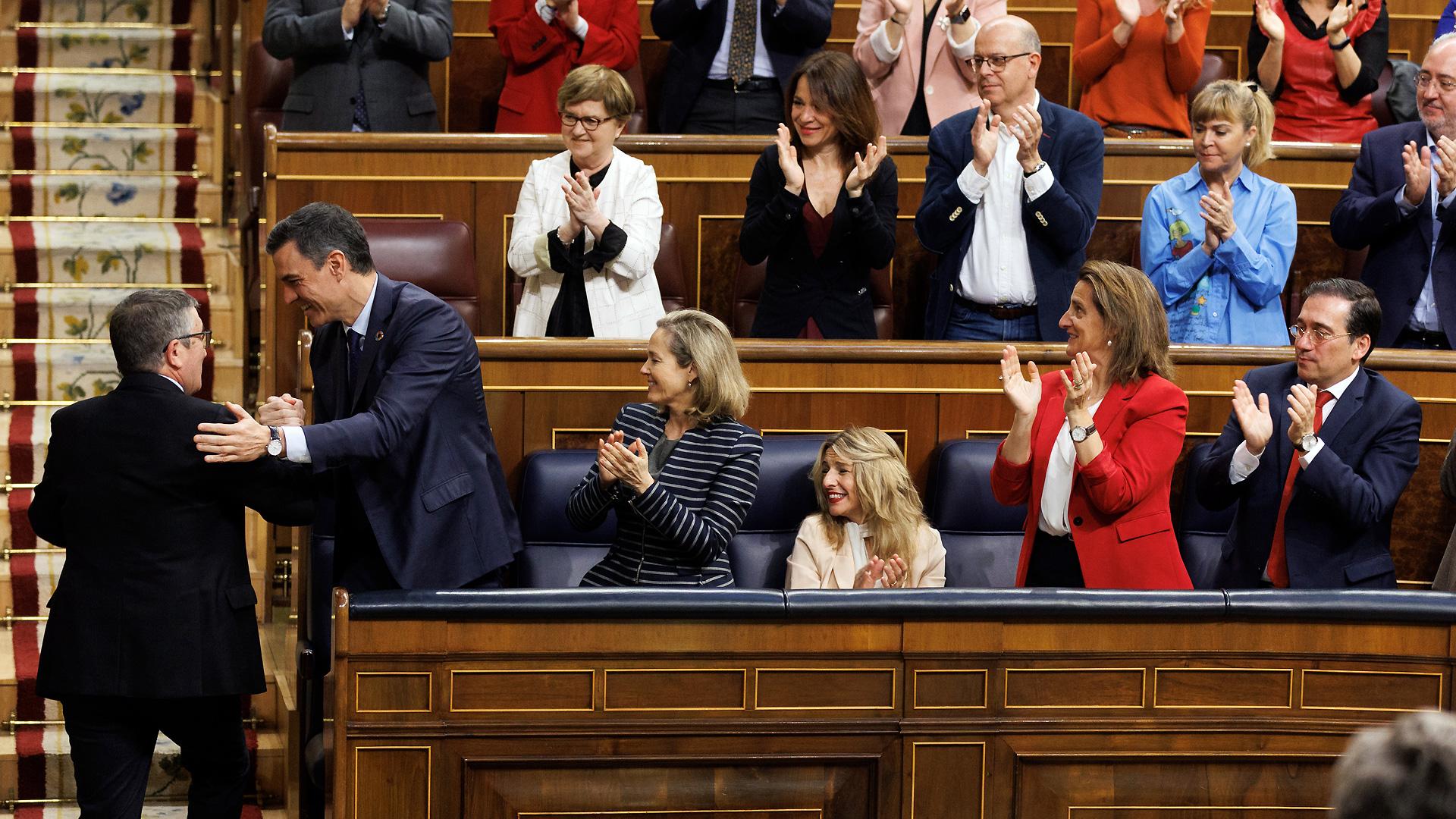 Fracasa la moción de censura contra Pedro Sánchez con solo 53 votos a favor, 201 en contra y 91 abstenciones. Satisfacción en la bancada del Gobierno mientras en la de Vox encajaban su derrota ya esperaba, mientras arropaban a quien ha sido su cuestionado candidato durante esta moción de censura. FOTO E.P.