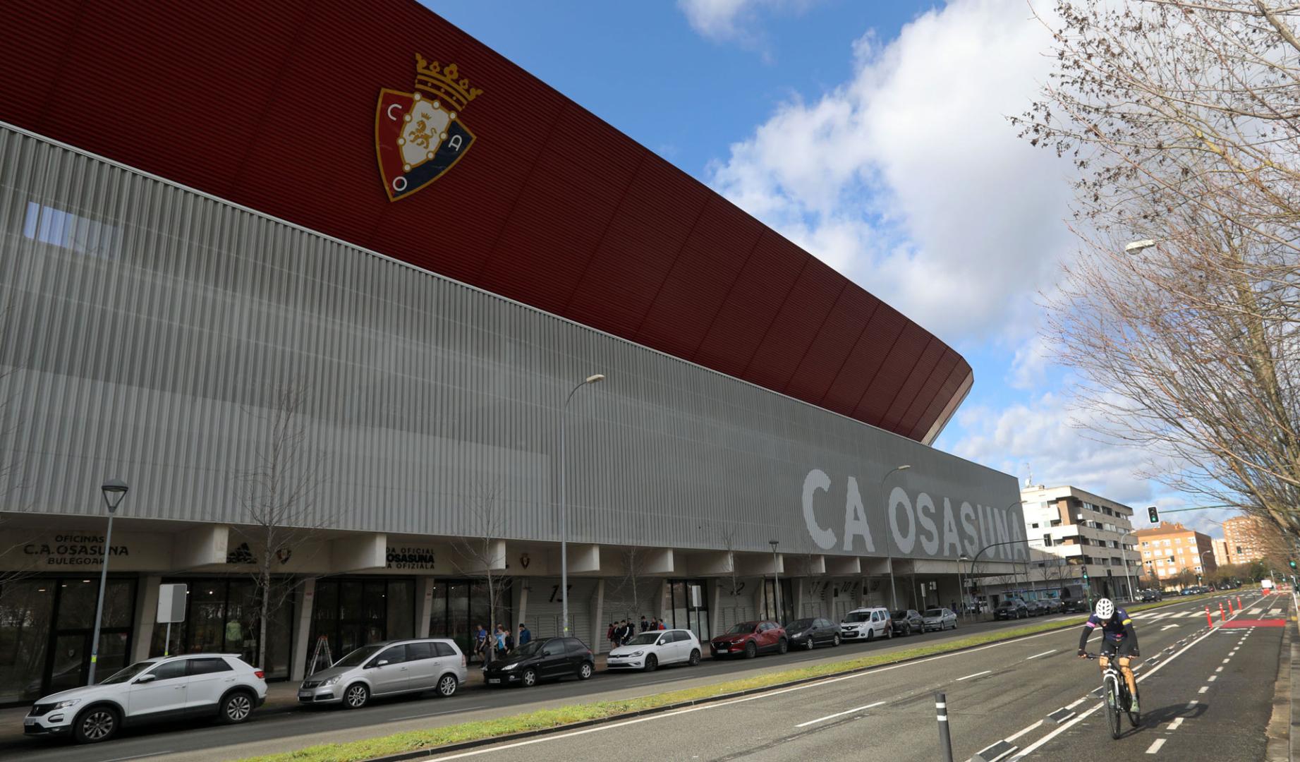 Una vista del exterior del estadio desde la calle Sadar, donde se procederá a la ampliación de la tienda y a la creación del museo en 2024