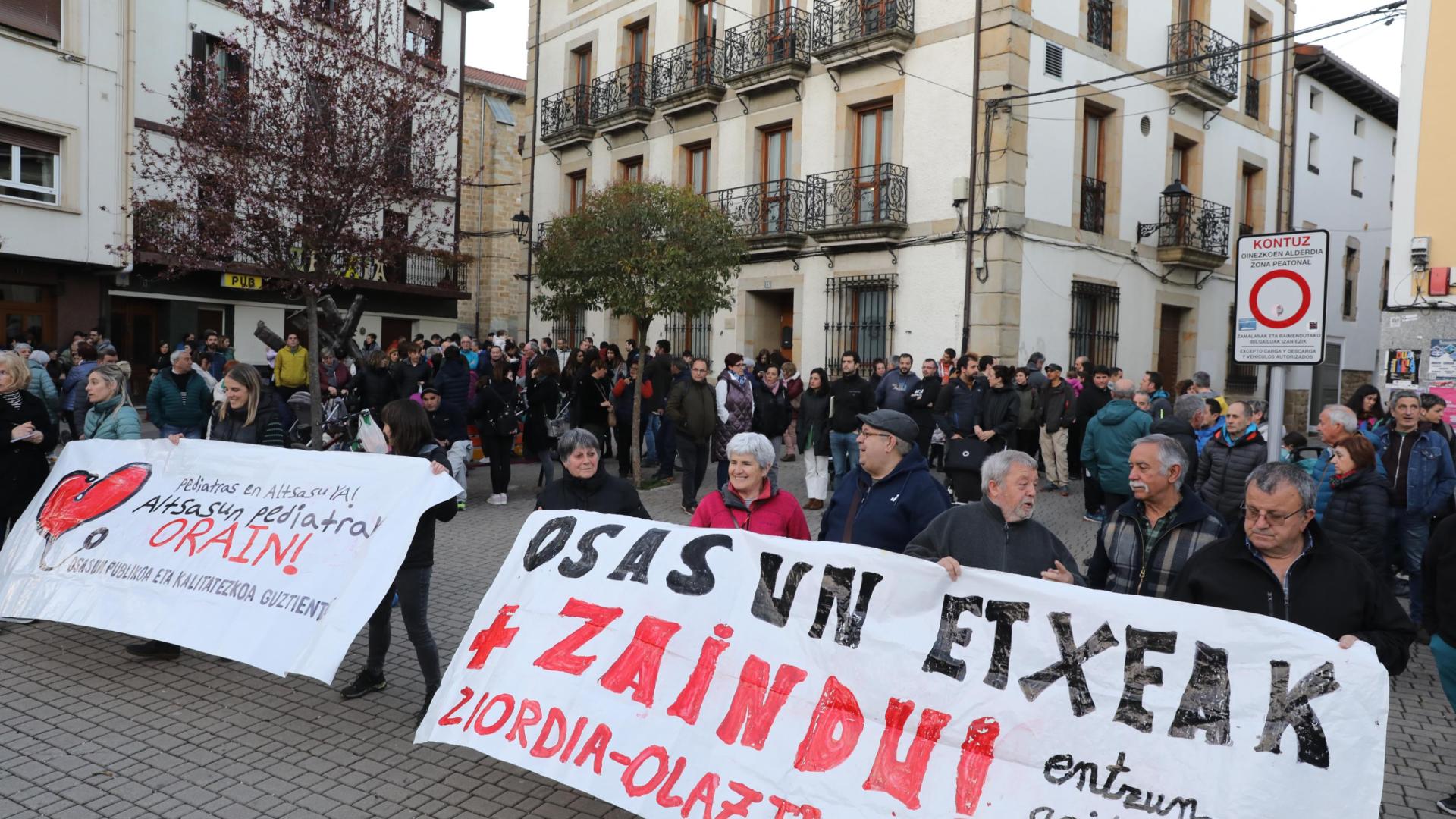 Imagen de una de las últimas concentraciones llevadas a cabo en Alsasua en demanda de la recuperación de la jornada y media de Pediatría.