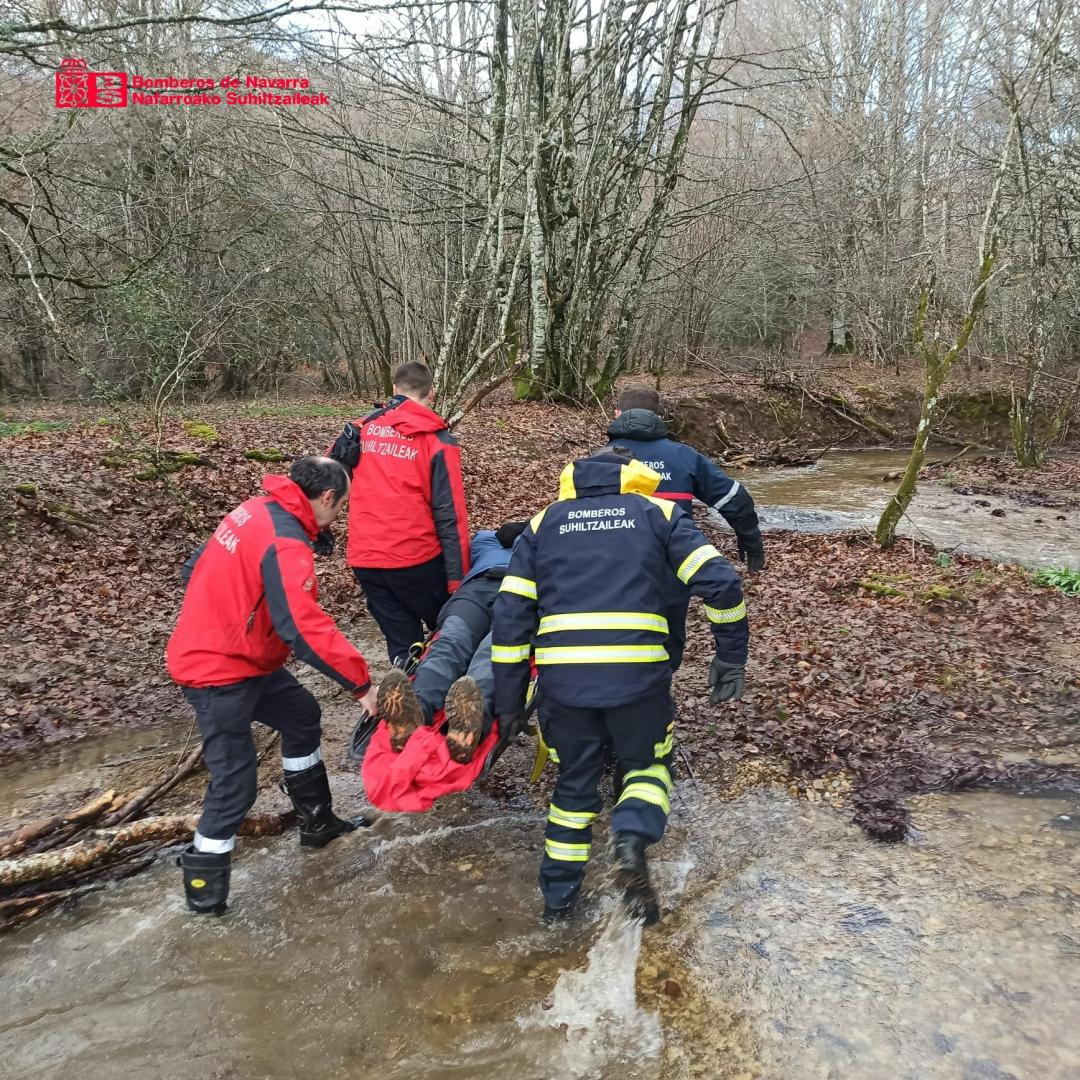 Imagen de los bomberos en el momento en el que han rescatado al peregrino en Espinal