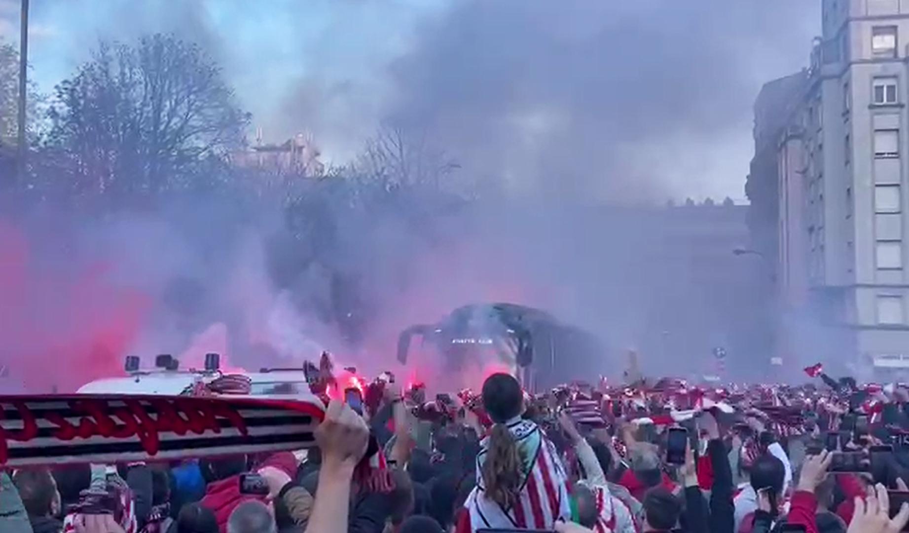 Vídeo de la llegada del autobús del Athletic a San Mamés