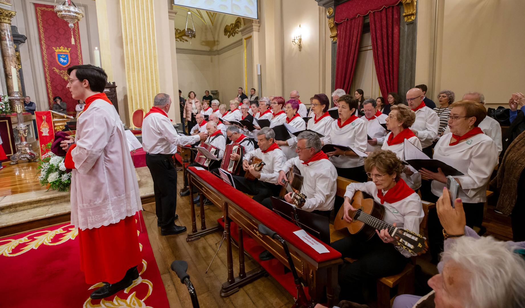 La eucaristía del 4 de abril en la capilla de San Fermín reconoció la labor de las Hermanas de la Soledad y contó con las canciones de la Coral Yoar