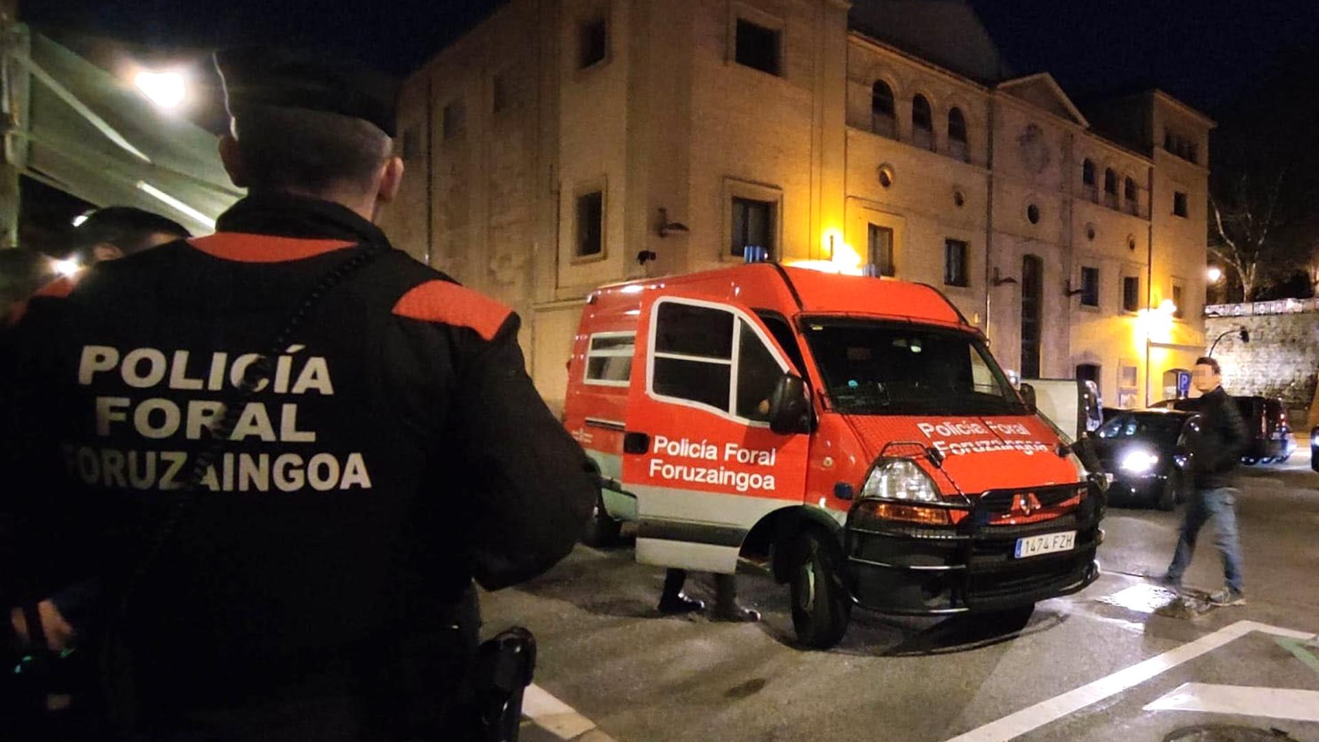 Una patrulla de la Policía Foral, en el exterior del frontón Labrit de Pamplona