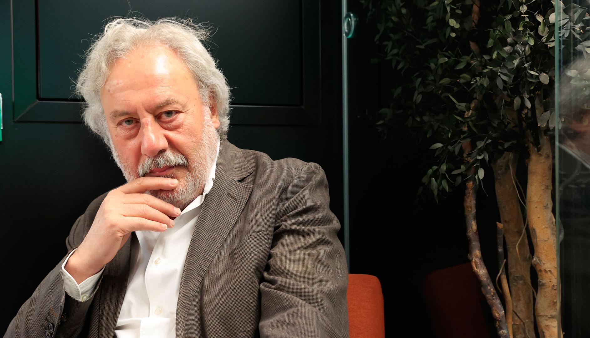 El escritor Julio Llamazares presenta 'Vagalume', una novela en la que hace un homenaje al oficio de escribir historias