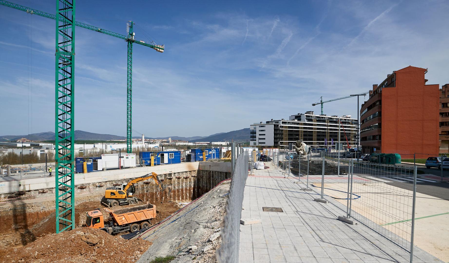 Vista de algunas de las obras de los nuevos pisos en Eulza y de la avenida pendiente de abrir