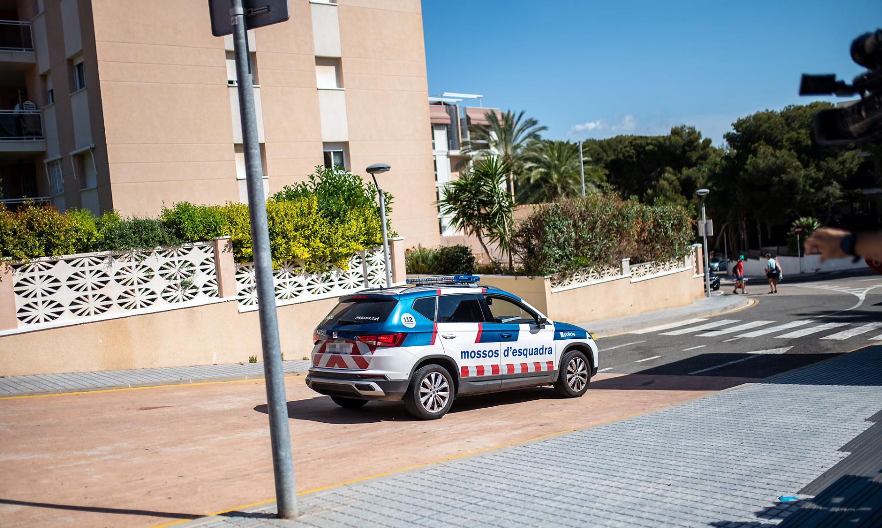 Un coche de los Mossos d'Esquadra, este jueves en la zona del tiroteo, en la Plaça de les Palmeres de Salou, Tarragona