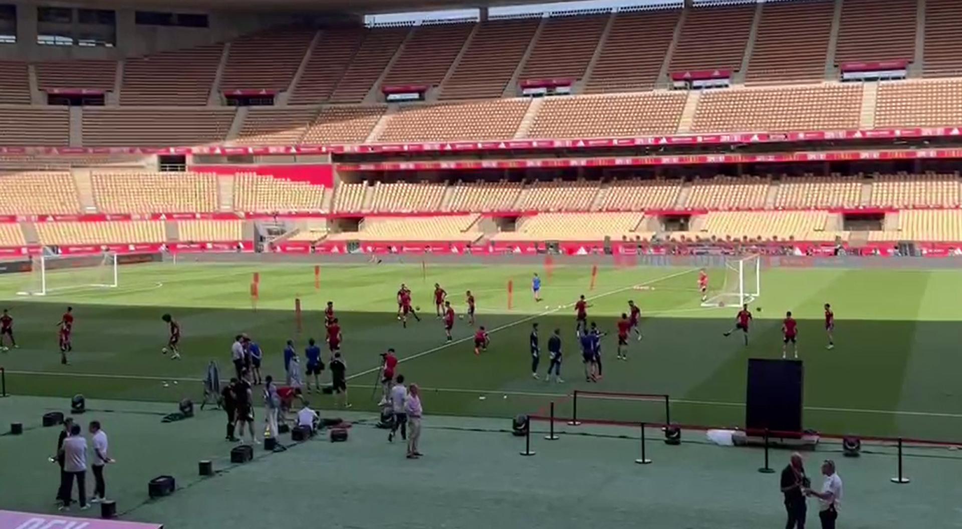 Los de Arrasate pisan el verde del estadio