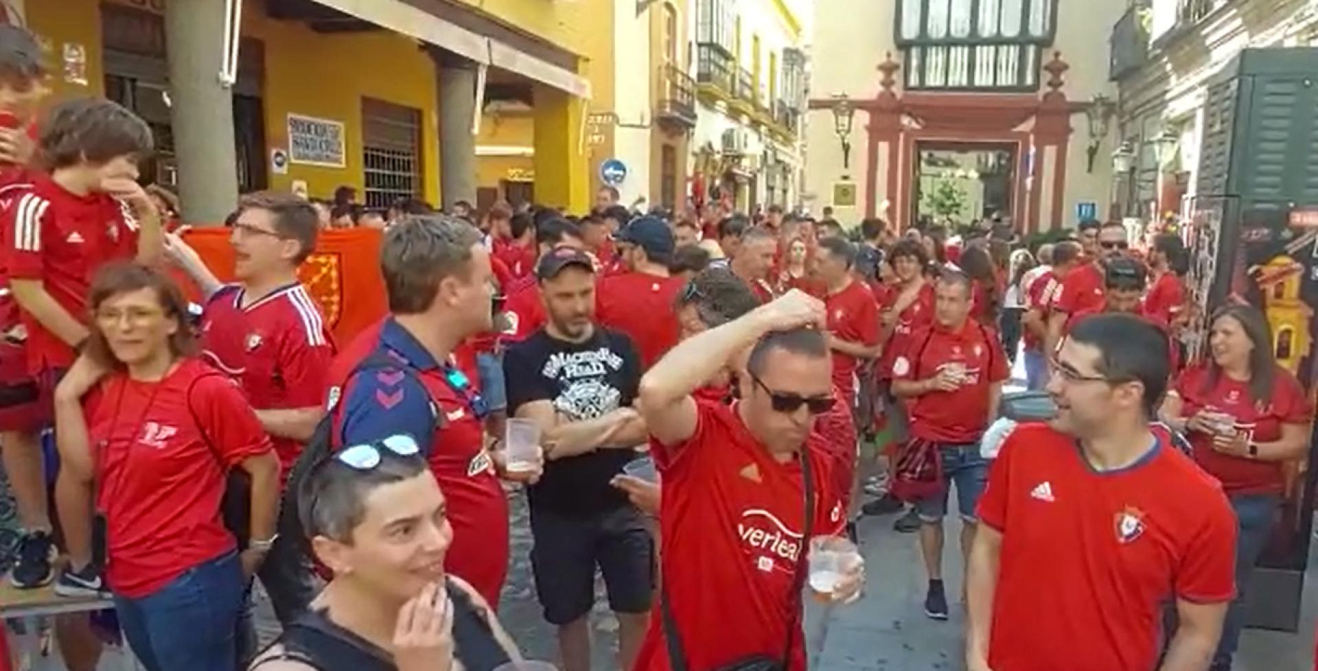 Cánticos rojillos en el centro en la capital hispalense
