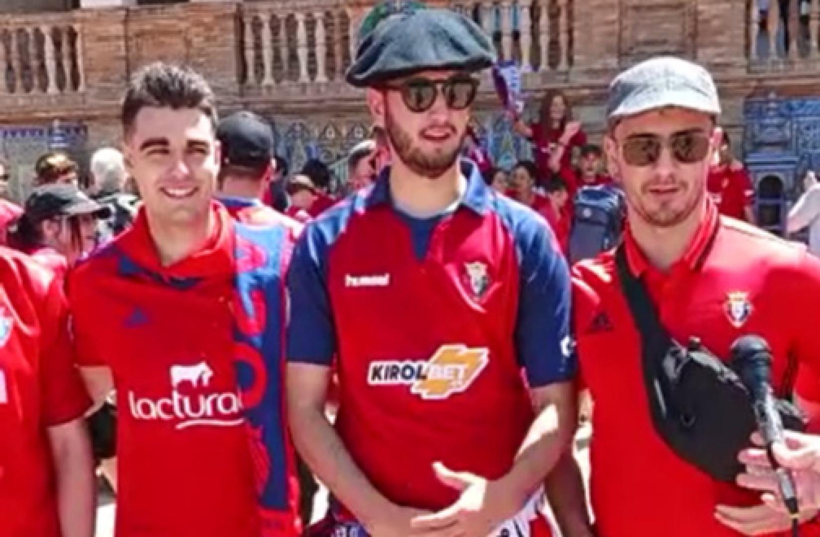 Estos aficionados pamploneses en Sevilla se muestran también convencidos de la victoria
