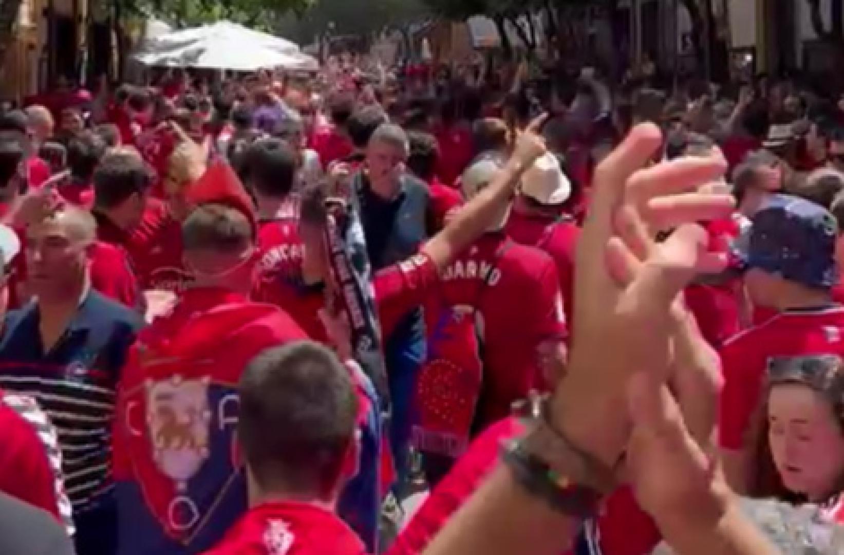 La afición abarrota el centro de la capital hispalense y canta, y canta, y canta...