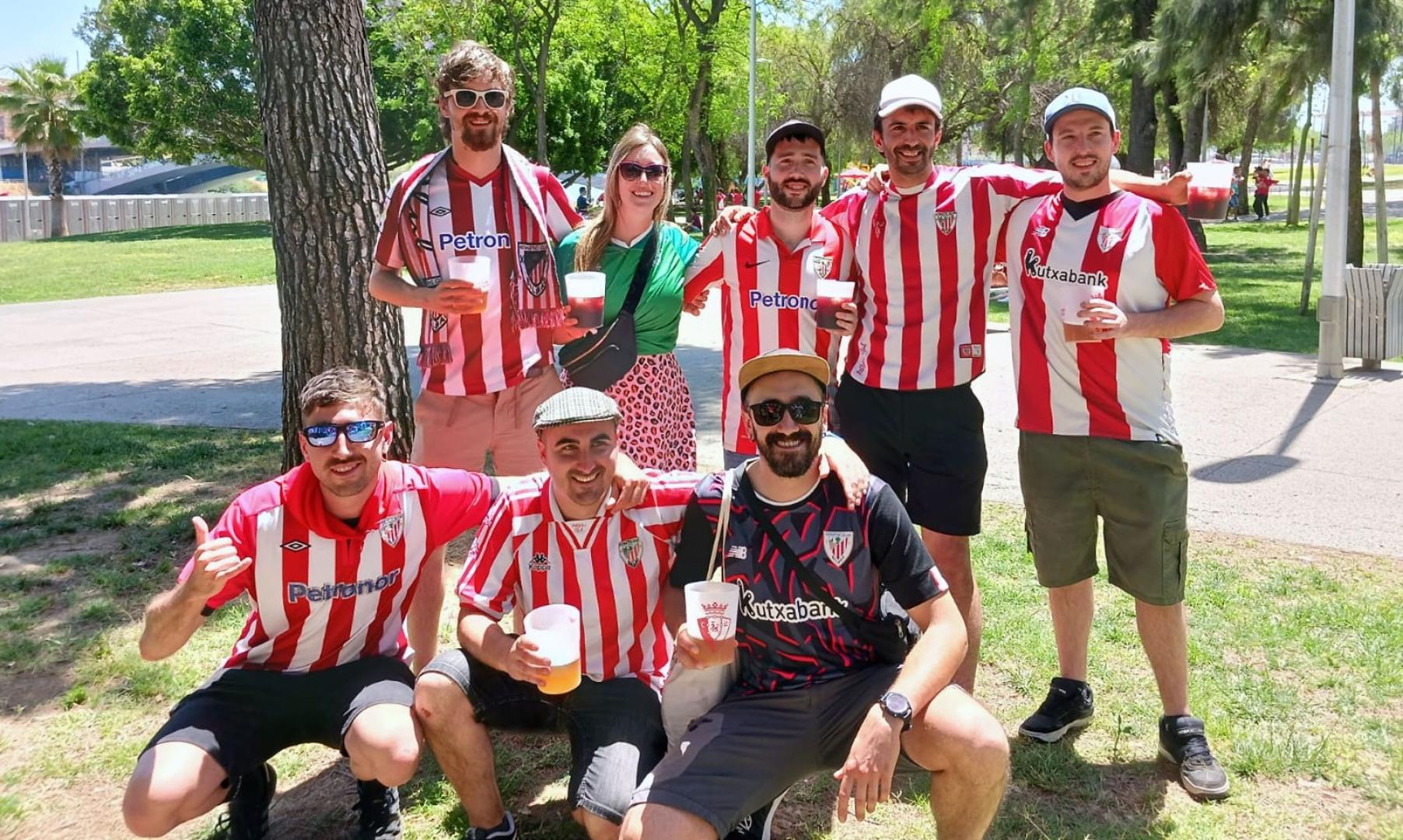 Aficionados del Athletic, con Osasuna en la final