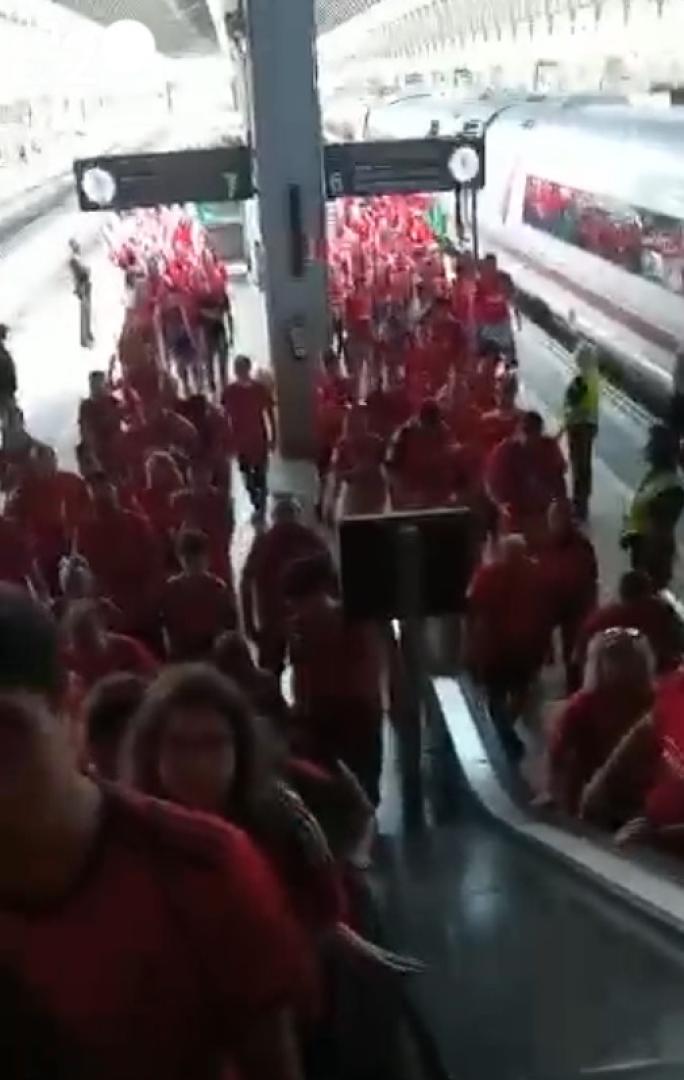 Llegada de la afición rojilla a Sevilla al grito de: "alé Osasuna alé"