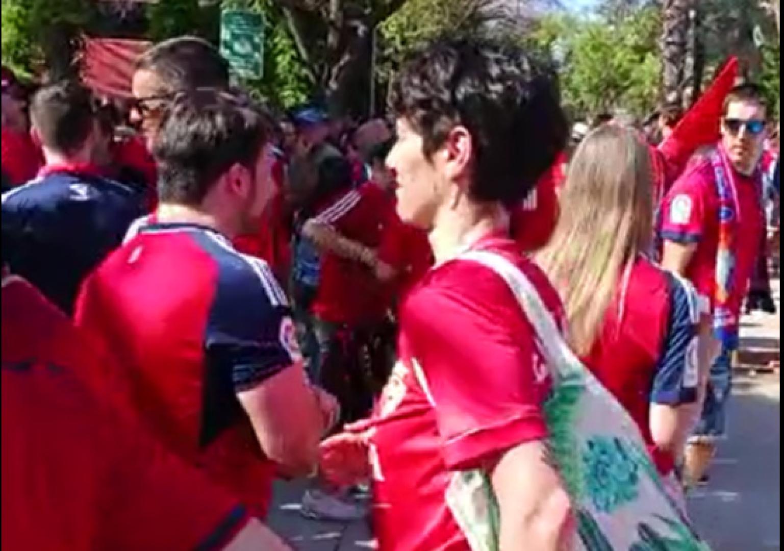 La Fan Zone de Osasuna, a tope por la tarde. Entre los que se han dejado ver, Elma Saiz