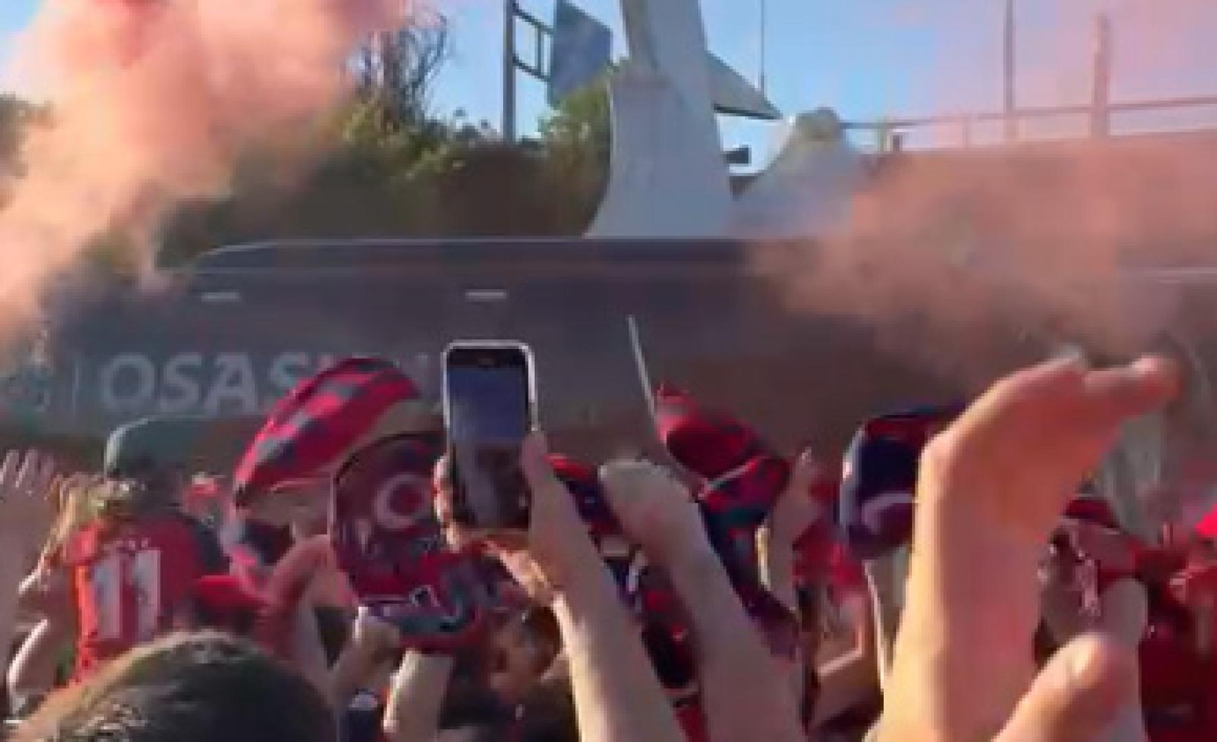 Recibimiento al autobús de Osasuna de la afición