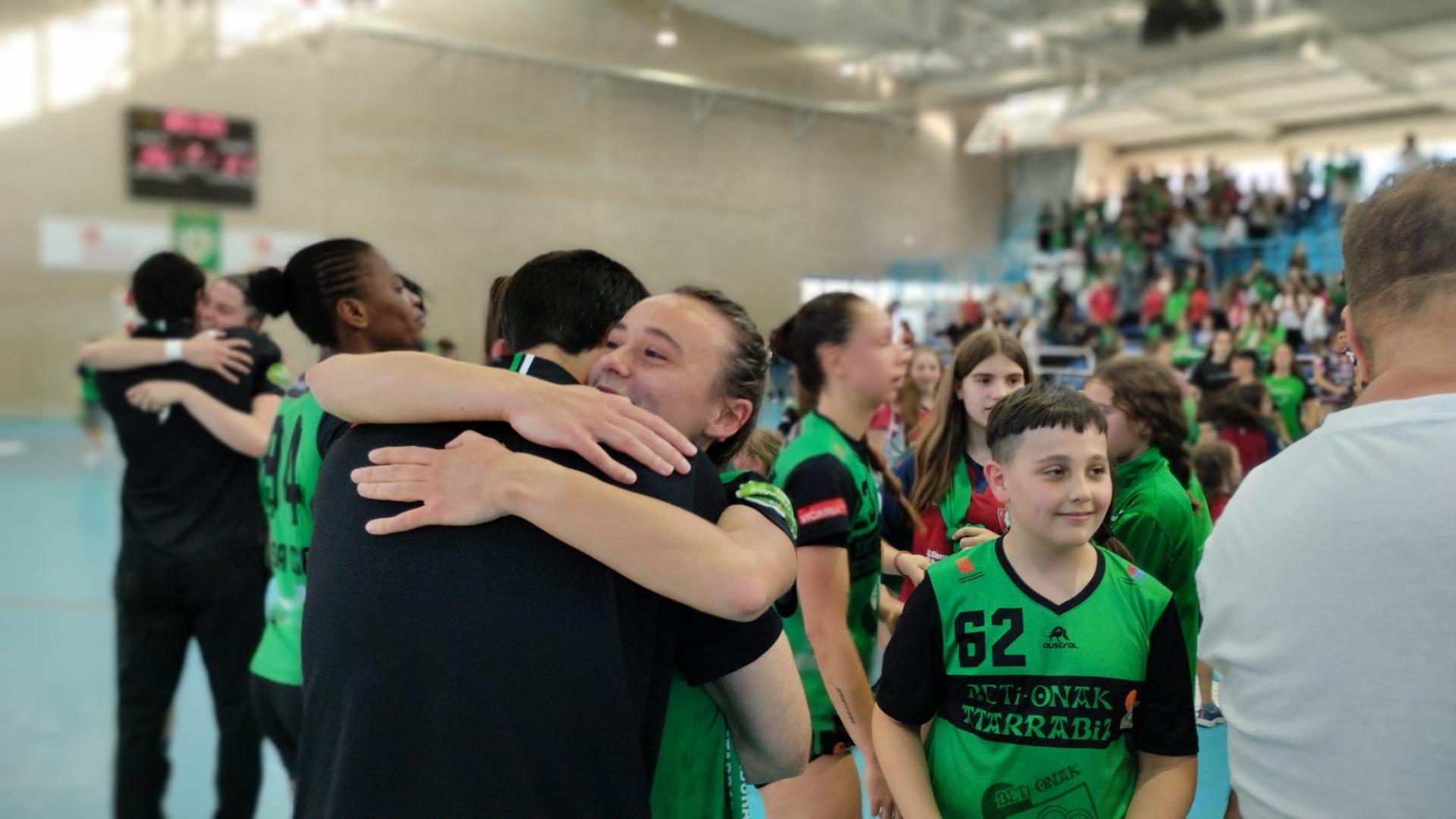 Naiara Retegui celebra con el cuerpo técnico el fundamental triunfo conseguido