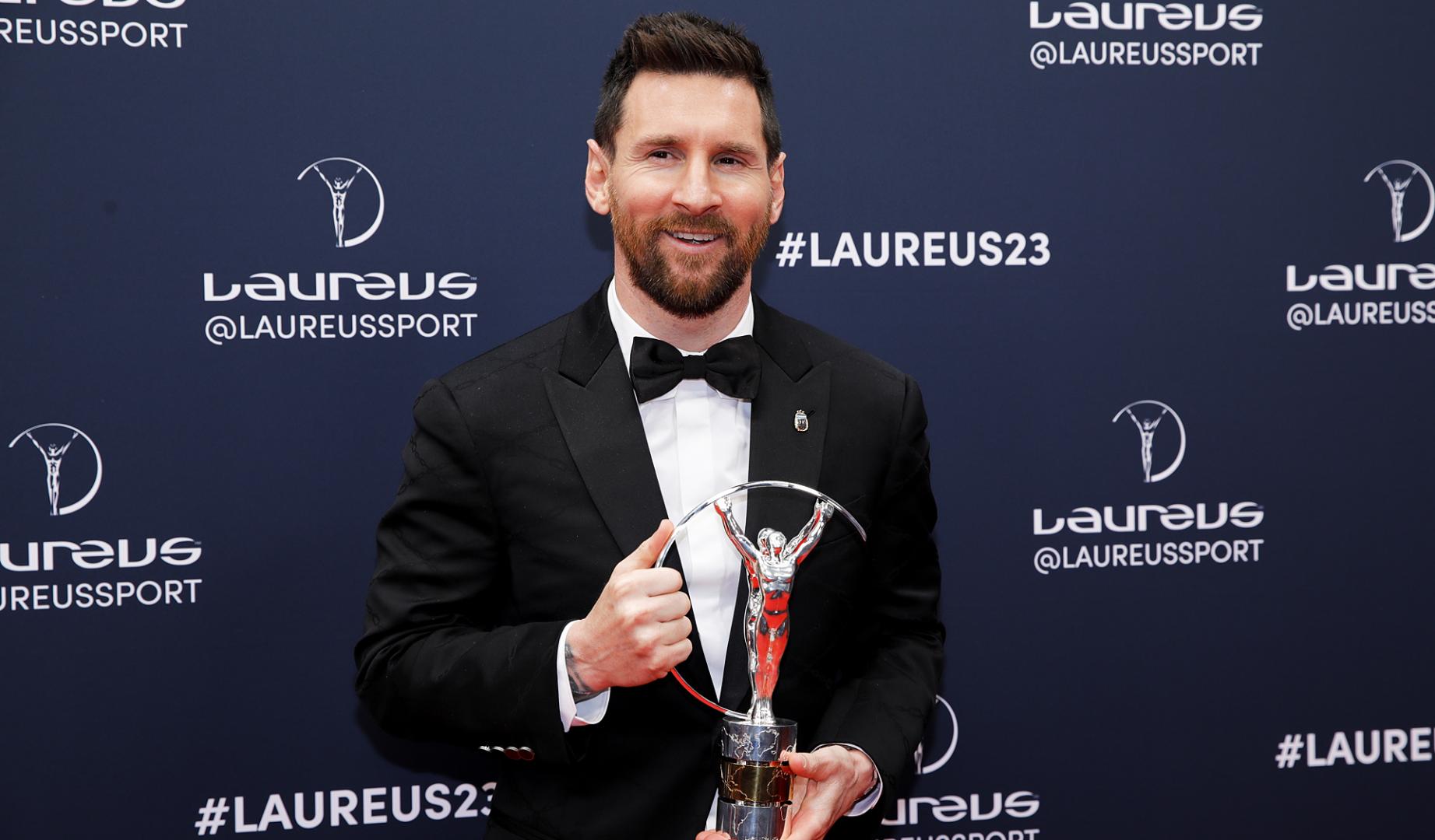 Leo Messi posa con el premio Laureus recibido recientemente en la gala celebrada en París