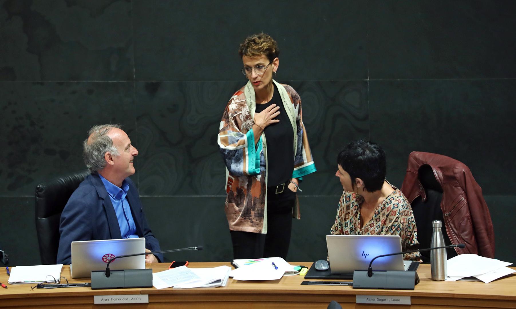 La presidenta foral y líder del PSN, María Chivite, hablando en el Parlamento con Adolfo Araiz y Laura Aznal, de EH Bildu