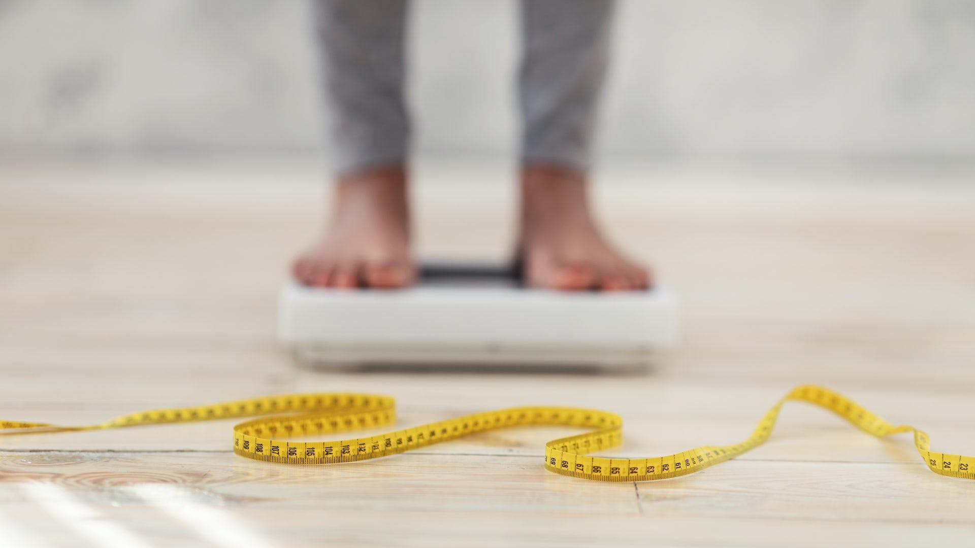 La circunferencia de la cintura es una medida constante de la obesidad abdominal