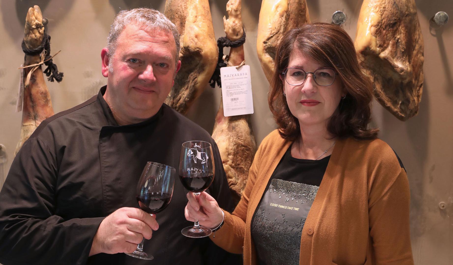 José Ignacio Jauregui y su mujer, Amaia Chasco, brindando ayer en su restaurante. “Siempre hemos avanzado de la mano y ella ha sido un pilar importante de esta empresa”, señala Jauregui