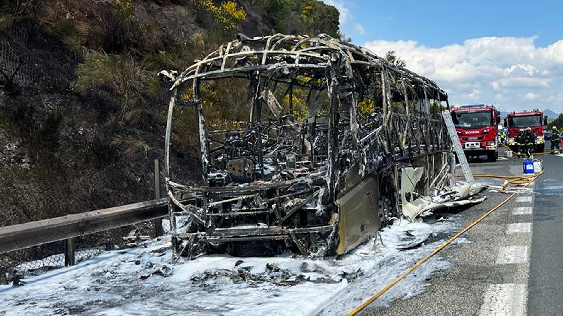 Vídeo con el incendio de un autobús que llevaba a 27 niños en la AP-15